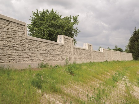 Hochwasserschutzmauer mit der Steinstruktur Murus Romanus